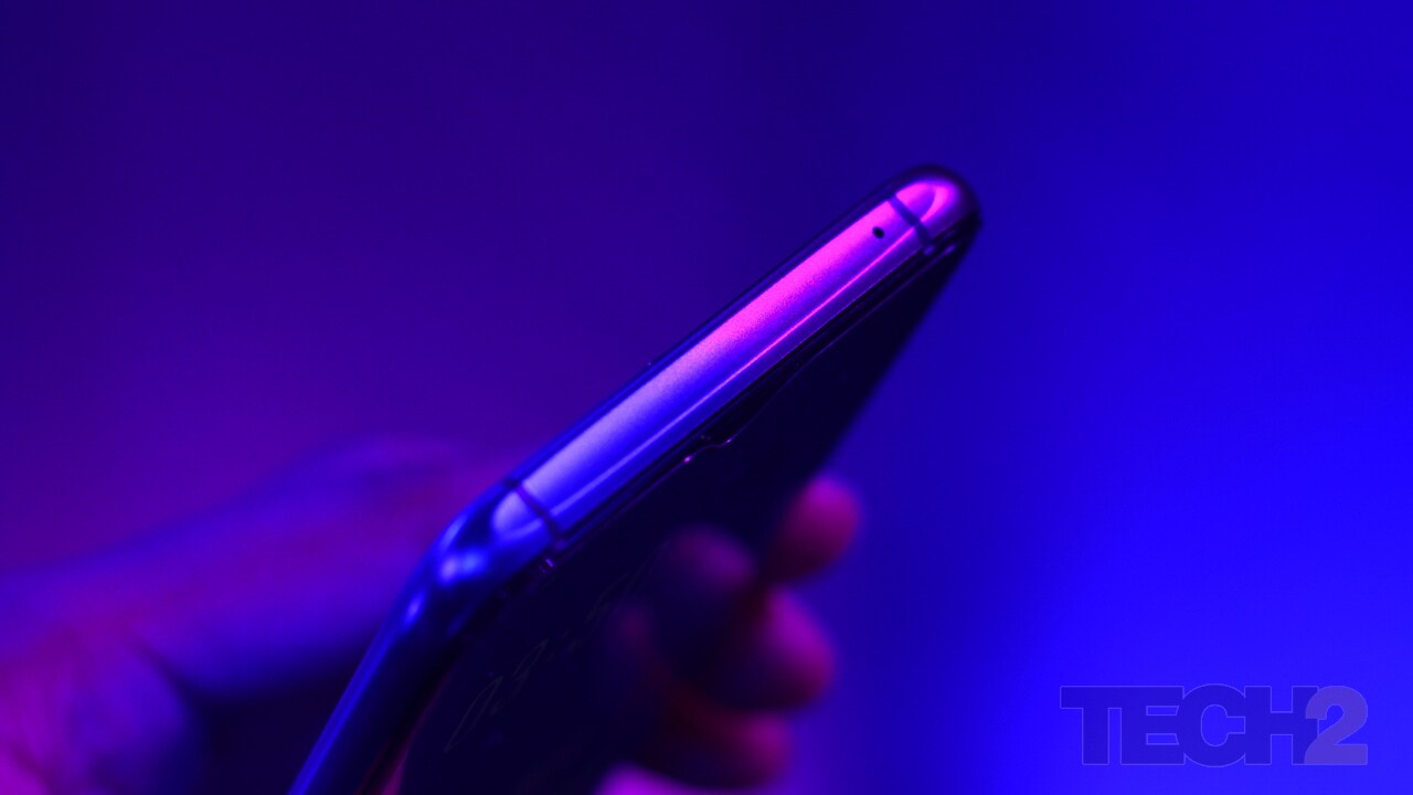 The top and bottom of the R17 Pro have a subtle intentional dent which looks quite appealing. Image: tech2/ Shomik Sen Bhattacharjee